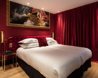 Un ou plusieurs lits dans un hébergement de l'établissement Hotel Eiffel Petit Louvre