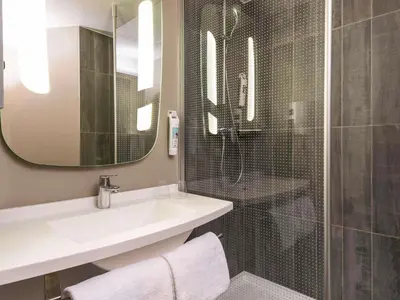 Salle de bains dans l'établissement ibis Paris Alesia Montparnasse