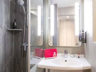 Salle de bains dans l'établissement ibis Paris Gare du Nord La Fayette