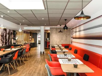 Coin salon dans l'établissement ibis Paris Gare du Nord La Fayette