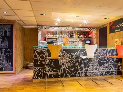Salon ou bar de l'établissement ibis Paris Gare du Nord La Fayette