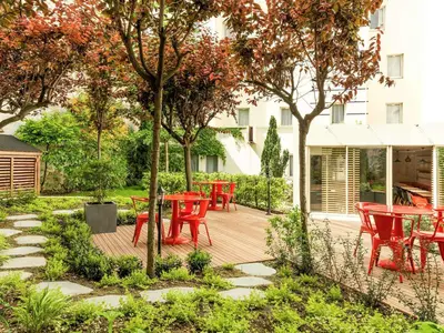 Jardin de l'établissement ibis Paris Gare du Nord La Fayette