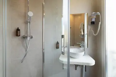 Salle de bains dans l'établissement Hôtel Korner Etoile