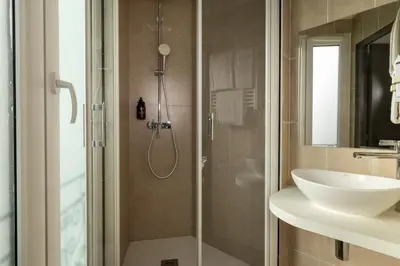 Salle de bains dans l'établissement Hôtel Korner Etoile
