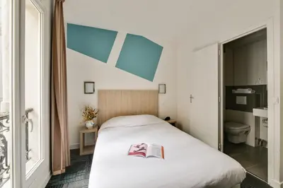 Un ou plusieurs lits dans un hébergement de l'établissement Louisa Hotel Paris
