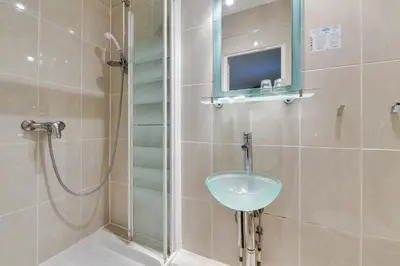 Salle de bains dans l'établissement Louisa Hotel Paris