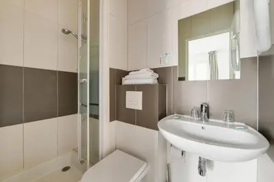 Salle de bains dans l'établissement Louisa Hotel Paris