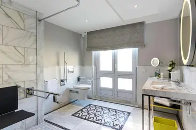 Salle de bains dans l'établissement Hilton Paris Opera