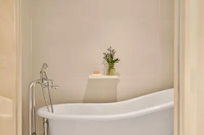 Salle de bains dans l'établissement Hôtel du Louvre, in The Unbound Collection by Hyatt