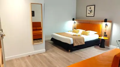 Un ou plusieurs lits dans un hébergement de l'établissement Avia Hôtel Saphir Montparnasse