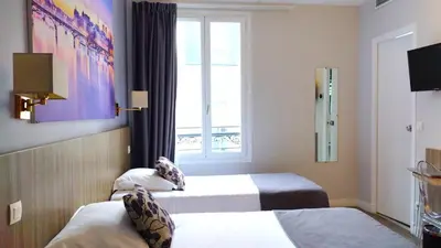 Un ou plusieurs lits dans un hébergement de l'établissement Avia Hôtel Saphir Montparnasse