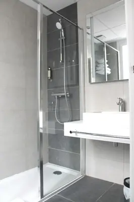 Salle de bains dans l'établissement Avia Hôtel Saphir Montparnasse