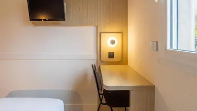 Télévision ou salle de divertissement dans l'établissement Kyriad ECO - Suresnes - La Defense