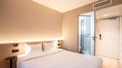 Un ou plusieurs lits dans un hébergement de l'établissement Kyriad ECO - Suresnes - La Defense