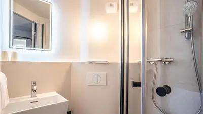Salle de bains dans l'établissement Kyriad ECO - Suresnes - La Defense