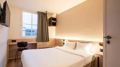 Un ou plusieurs lits dans un hébergement de l'établissement Kyriad ECO - Suresnes - La Defense