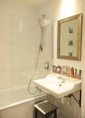 Salle de bains dans l'établissement Hôtel Malar