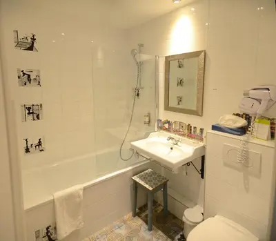 Salle de bains dans l'établissement Hôtel Malar
