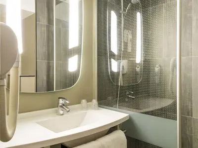 Salle de bains dans l'établissement ibis Paris Gare du Nord Château Landon 10ème