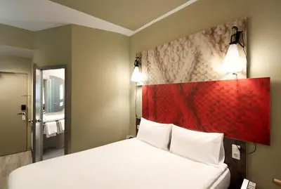 Un ou plusieurs lits dans un hébergement de l'établissement ibis Paris Gare du Nord Château Landon 10ème