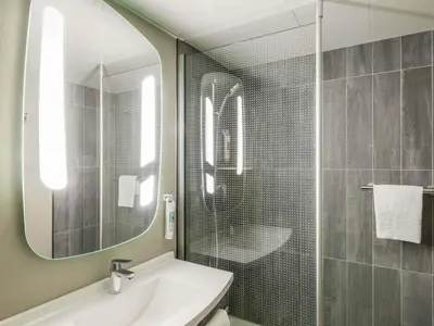 Salle de bains dans l'établissement ibis Paris Gare de Lyon Ledru Rollin