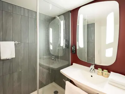 Salle de bains dans l'établissement ibis Paris Gare de Lyon Ledru Rollin