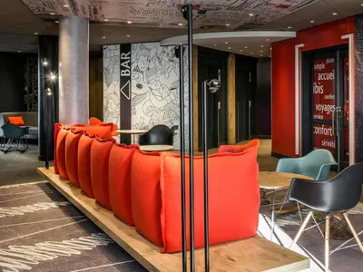 Coin salon dans l'établissement ibis Paris La Defense Courbevoie