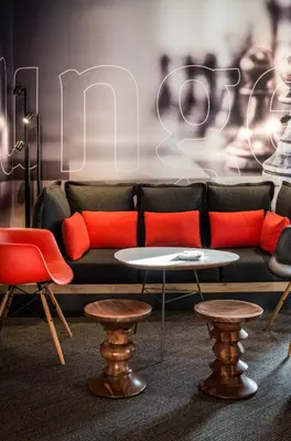 Coin salon dans l'établissement ibis Paris La Defense Courbevoie
