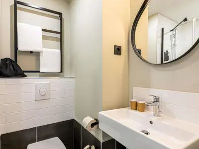 Salle de bains dans l'établissement ibis Paris Boulogne Billancourt