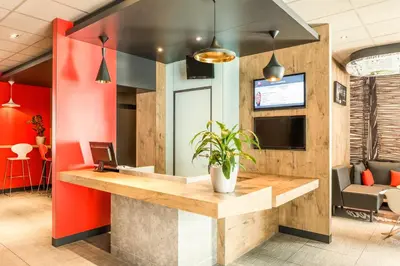 Télévision ou salle de divertissement dans l'établissement ibis Paris Boulogne Billancourt
