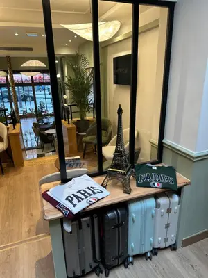 Télévision ou salle de divertissement dans l'établissement Hotel Little Regina