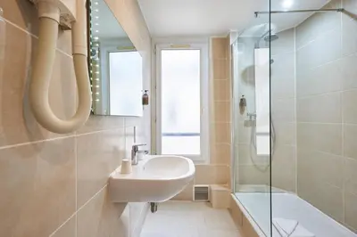 Salle de bains dans l'établissement Hôtel Kabanel by Happyculture