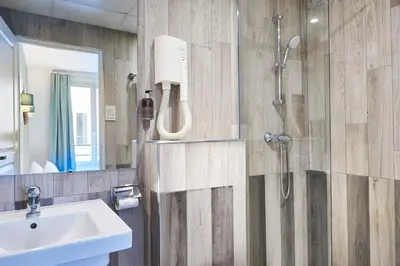 Salle de bains dans l'établissement Hôtel Kabanel by Happyculture