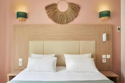 Un ou plusieurs lits dans un hébergement de l'établissement Hôtel Kabanel by Happyculture