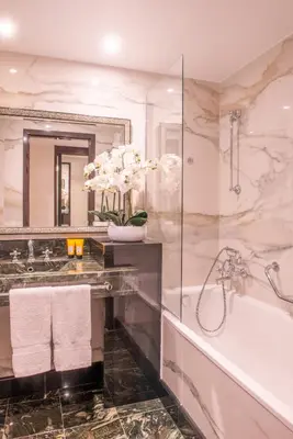 Salle de bains dans l'établissement L'Hôtel du Collectionneur Paris