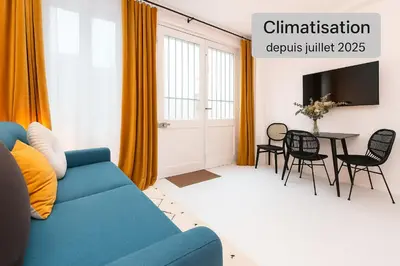 Télévision ou salle de divertissement dans l'établissement Habitat Parisien - 1BR-1BA for 4 - Marais Bastille