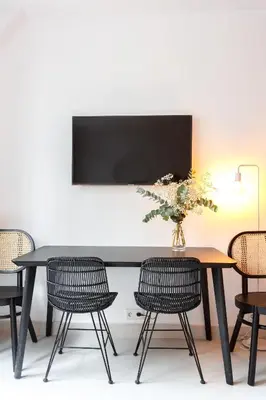 Télévision ou salle de divertissement dans l'établissement Habitat Parisien - 1BR-1BA for 4 - Marais Bastille