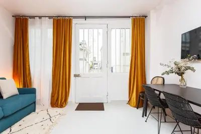 Télévision ou salle de divertissement dans l'établissement Habitat Parisien - 1BR-1BA for 4 - Marais Bastille