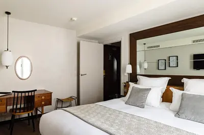 Un ou plusieurs lits dans un hébergement de l'établissement Holiday Inn Paris Palais de l'Elysée by IHG