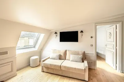 Télévision ou salle de divertissement dans l'établissement Hotel Résidence Des Arts - Saint-Germain
