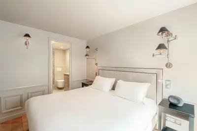 Un ou plusieurs lits dans un hébergement de l'établissement Hotel Résidence Des Arts - Saint-Germain