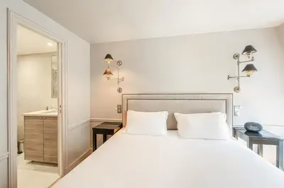 Un ou plusieurs lits dans un hébergement de l'établissement Hotel Résidence Des Arts - Saint-Germain