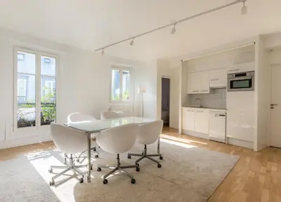 Cuisine ou kitchenette dans l'établissement Veeve - Crisp Whites in the 16th