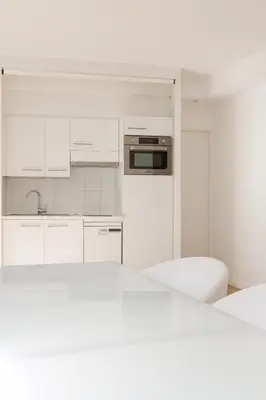 Cuisine ou kitchenette dans l'établissement Veeve - Crisp Whites in the 16th