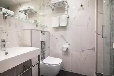 Salle de bains dans l'établissement Hôtel de Genève