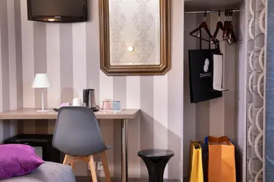 Télévision ou salle de divertissement dans l'établissement Hôtel de Genève