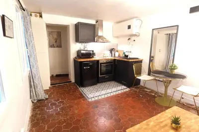 Cuisine ou kitchenette dans l'établissement Cosy Flat in Le Marais