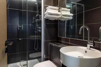 Salle de bains dans l'établissement Hôtel De La Paix