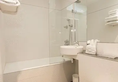 Salle de bains dans l'établissement Hôtel De La Paix