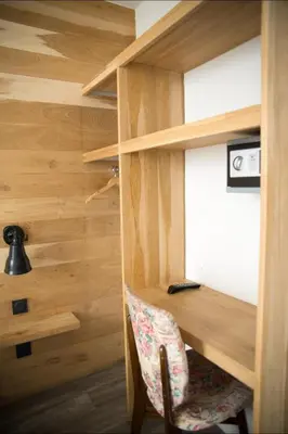 Bibliothèque dans l'hôtel